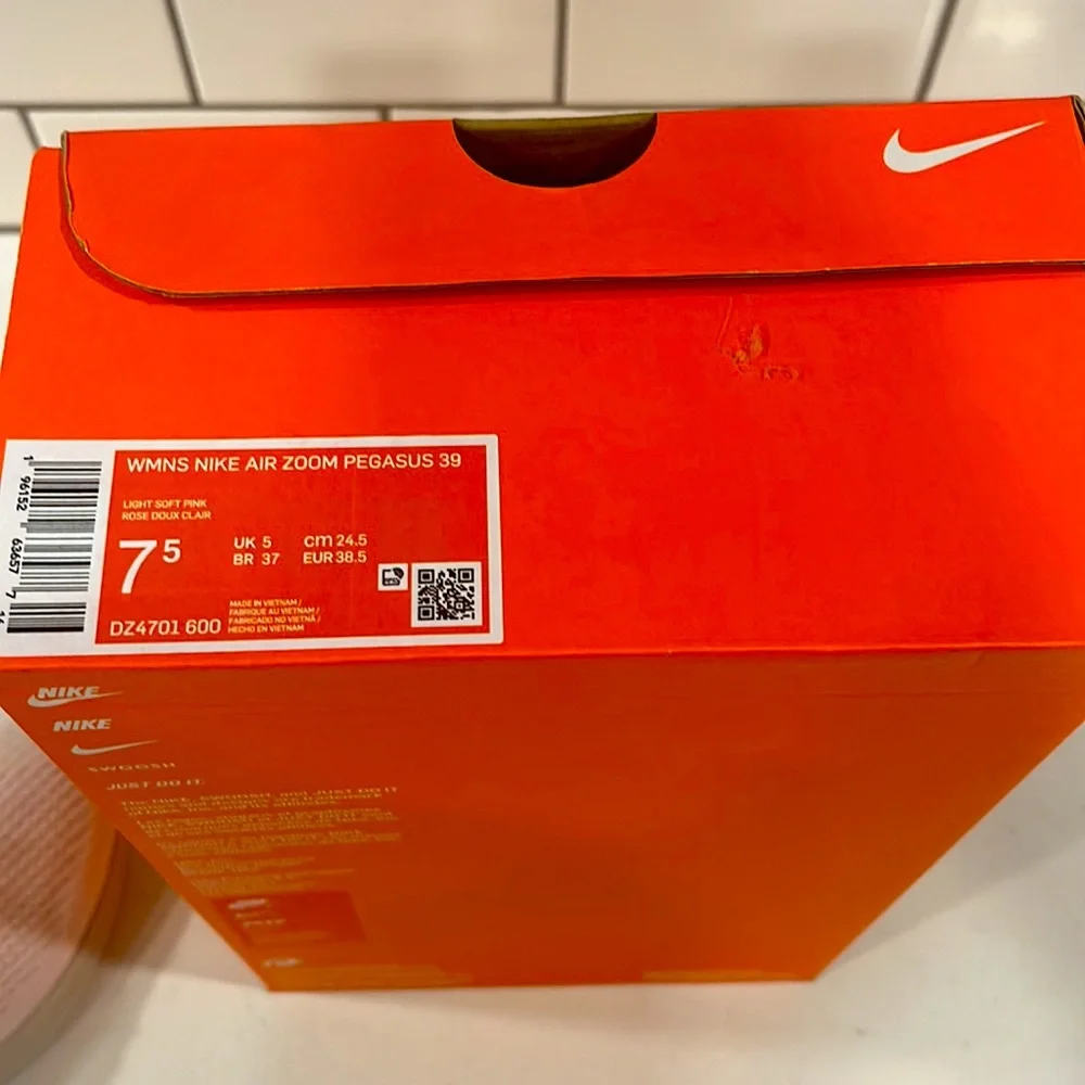 ** NWT** Women’s Nike Air Zoom Pegasus Size 7.5 - Picture 5 of 5
